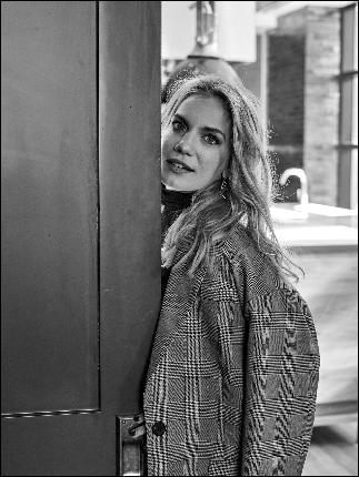 Mornings+with+Anna+Chlumsky (1000x1333, 266 kБ...)