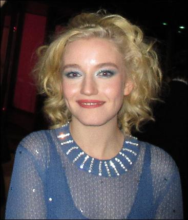 Julia_Garner_(2018) (1950x2282, 575 kБ...)